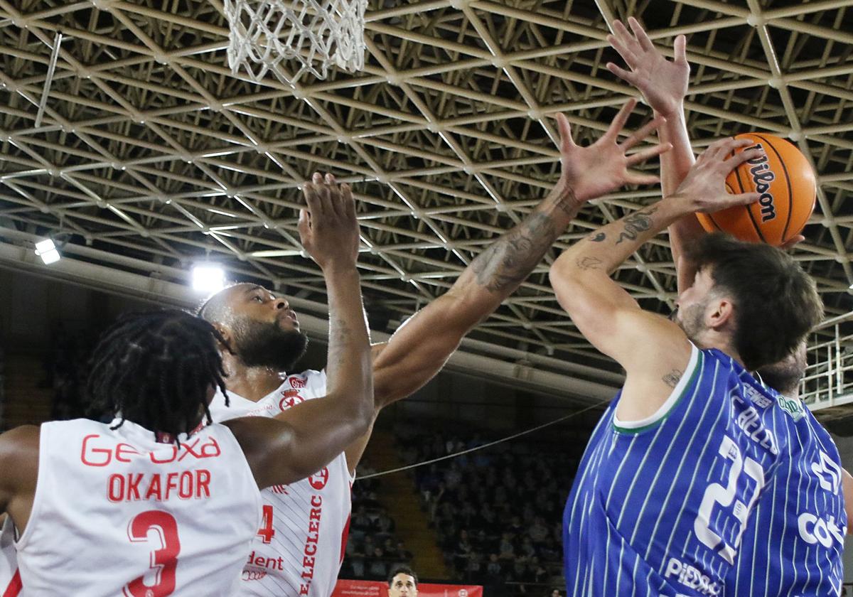 Jordan Kellier y Okafor tratan de taponar un lanzamiento rival.