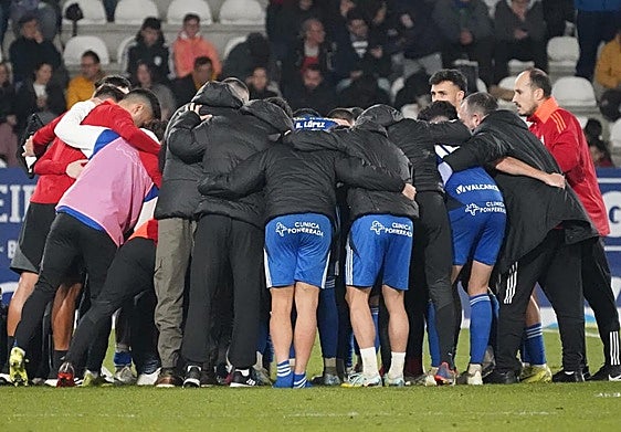 Los jugadores de la Ponferradina se conjuran durante la prórroga ante el Castellón.