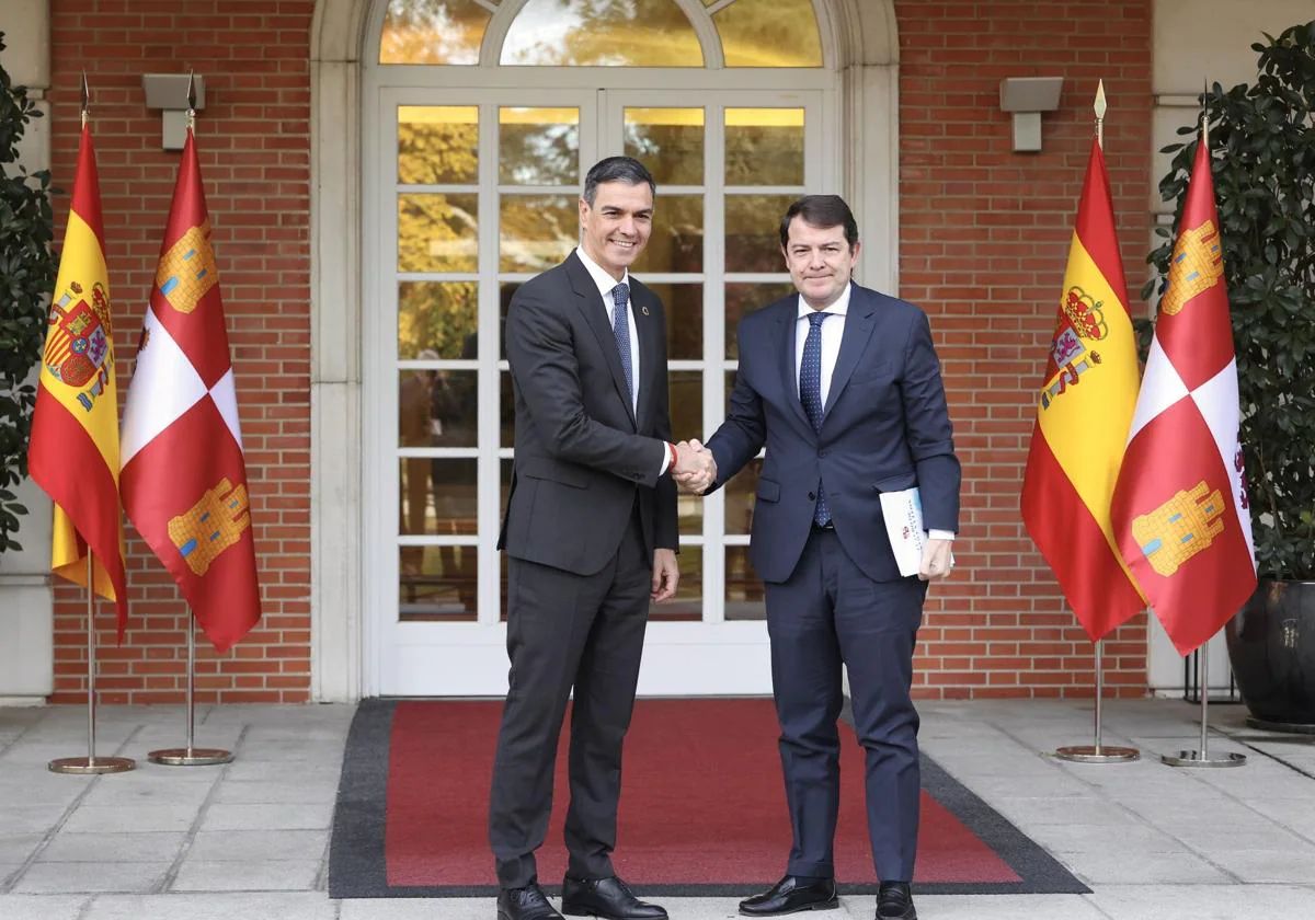 Foto de archivo: Reunión de Sánchez con Mañueco.