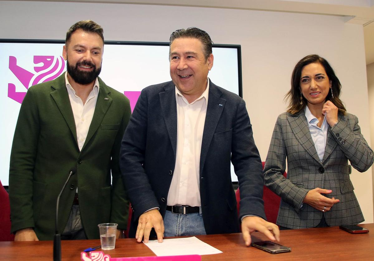 El portavoz de Unión del Pueblo Leonés en las Cortes de Castilla y León, Luis Mariano Santos (c), junto a la procuradora, Alicia Gallego, y al procurador berciano, José Ramón García.