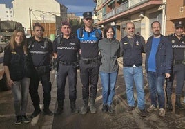 La ministra Diana Morant, con varios de los agentes de la Policía Local de León desplazados a Aldaia.