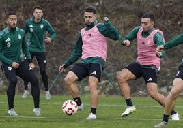 Carrique, con el balón, en un entrenamiento de la Deportiva.