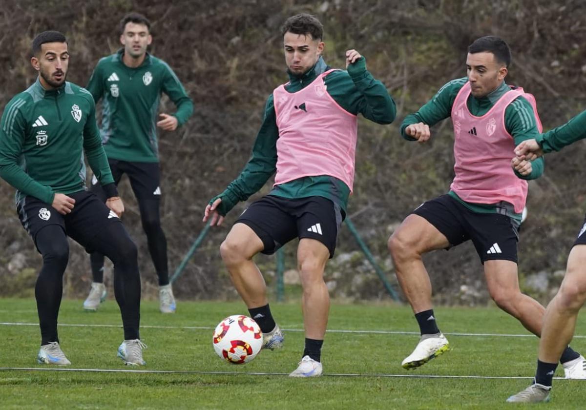 Carrique, con el balón, en un entrenamiento de la Deportiva.