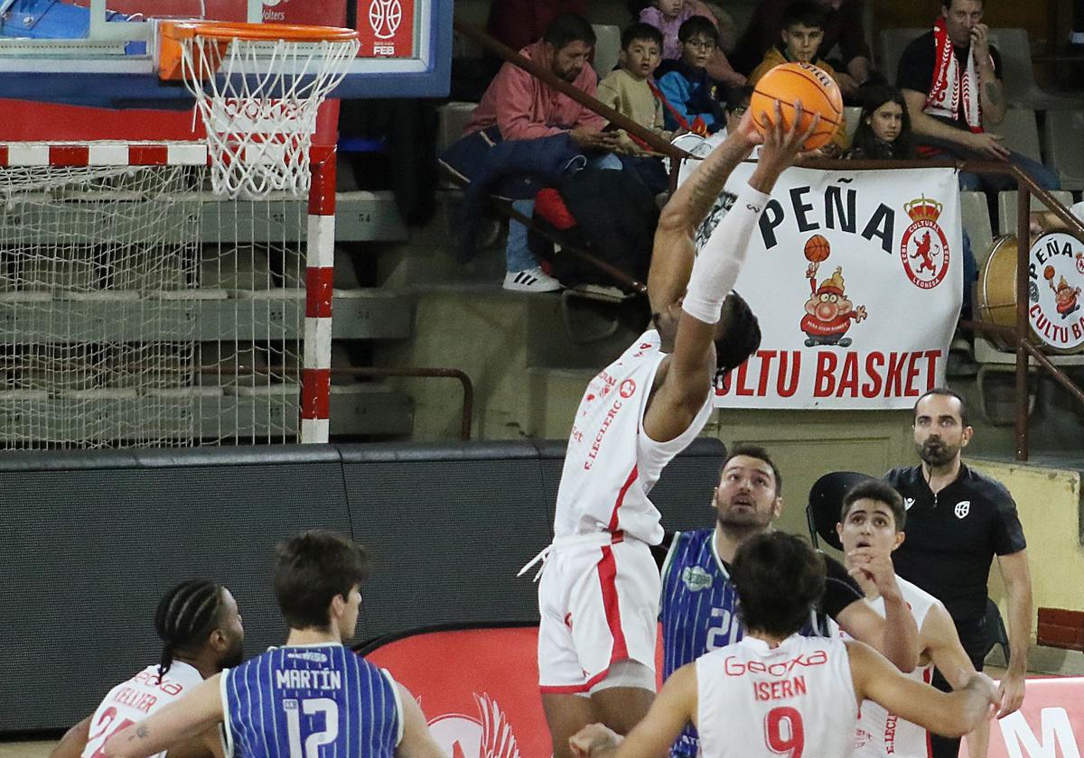 Berthold entra a canasta en un partido de la Cultural.