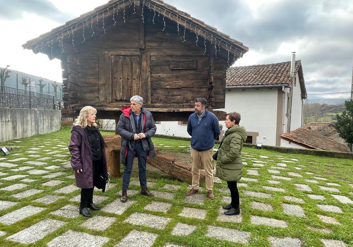 El delegado territorial de la Junta visita uno de los hórreos de Prioro.