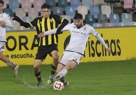 Eneko pugna un balón en el partido ante el Barakaldo.