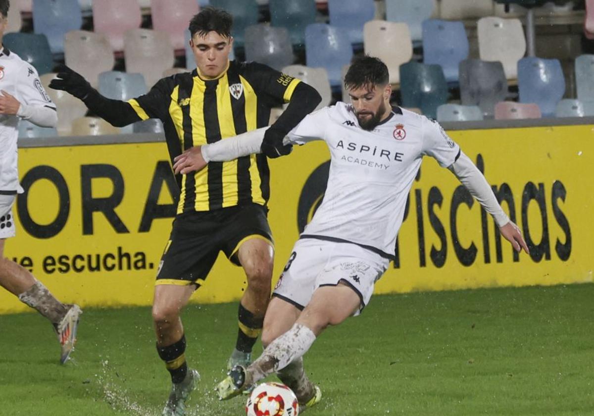 Eneko pugna un balón en el partido ante el Barakaldo.