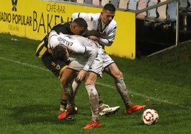 Fornos y Calderón pugnan un balón con Maroan,l delantero del Barakaldo.