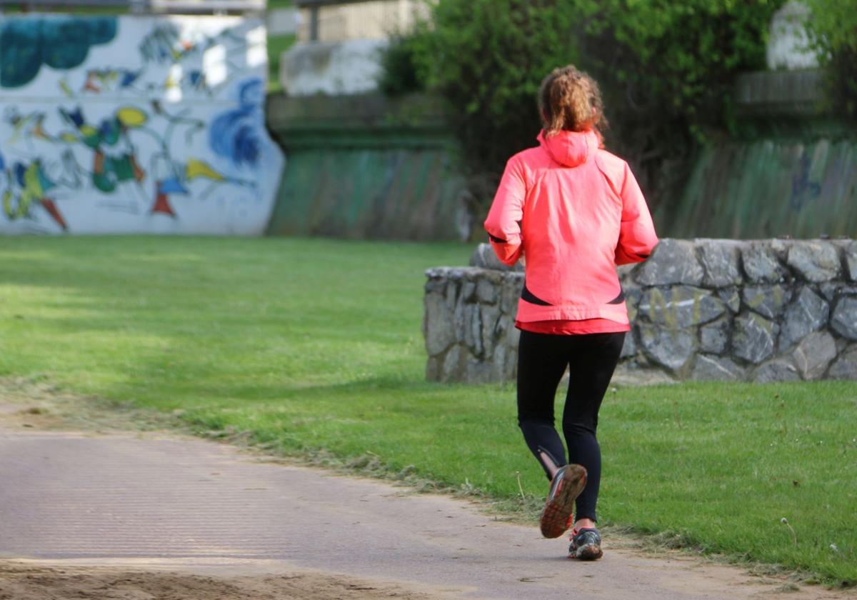 Imagen de archivo de una mujer haciendo deporte.