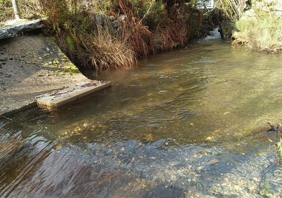 Zona de captación de agua para uso doméstico desde un reguero.