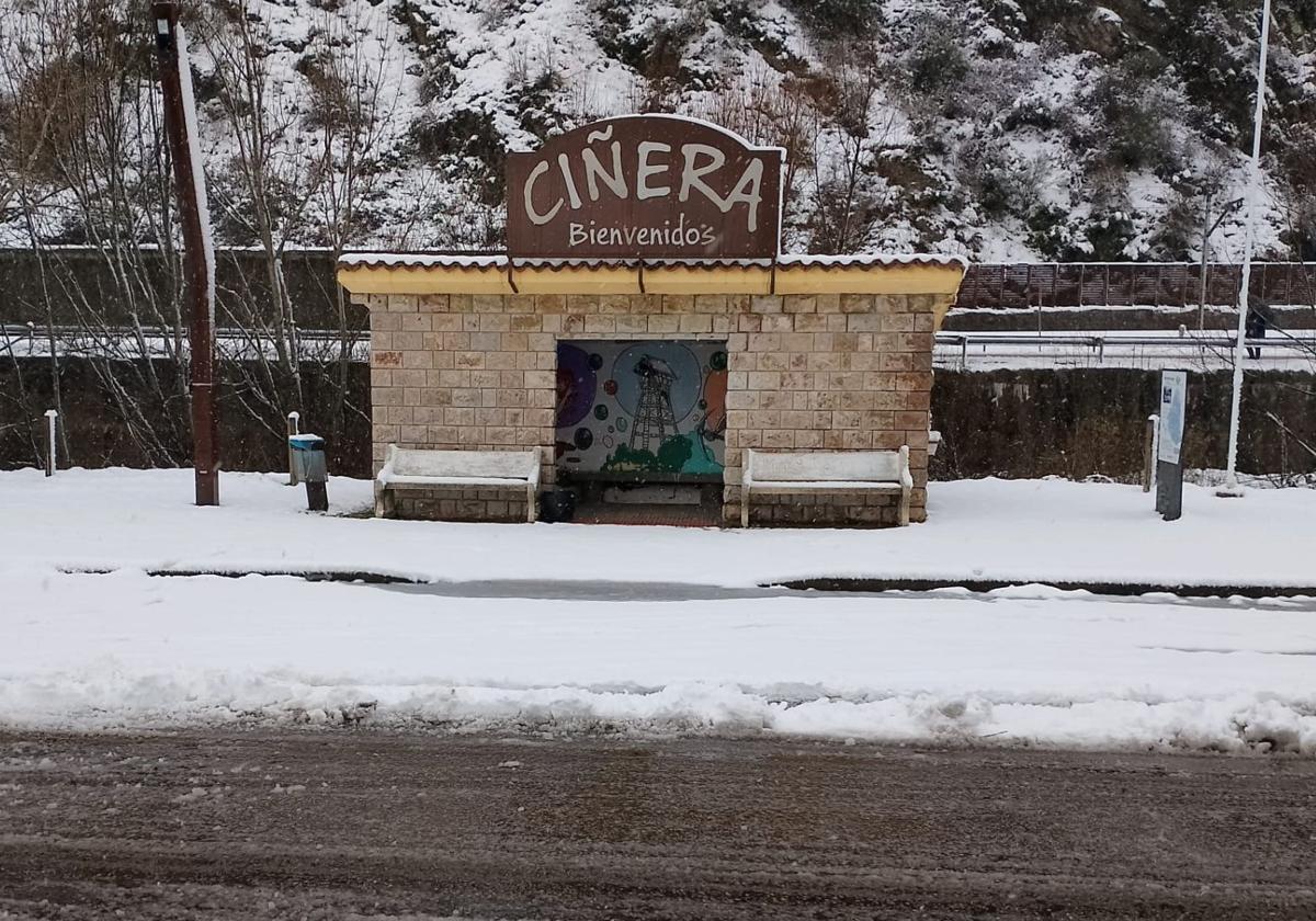 Ciñera cubierto de nieve durante el puente de diciembre.