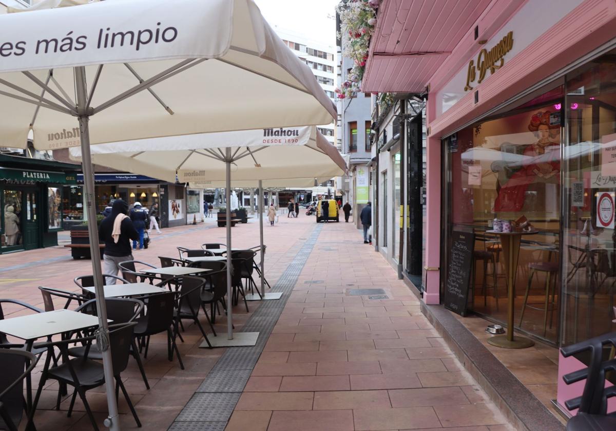 Imagen principal - Negocios en el centro peatonalizado de León.