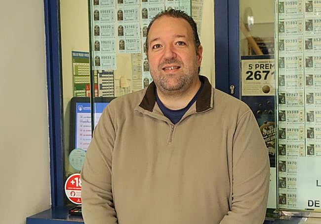 Luis Aguado, lotero en la administración de Lotería de la plaza San Marcelo