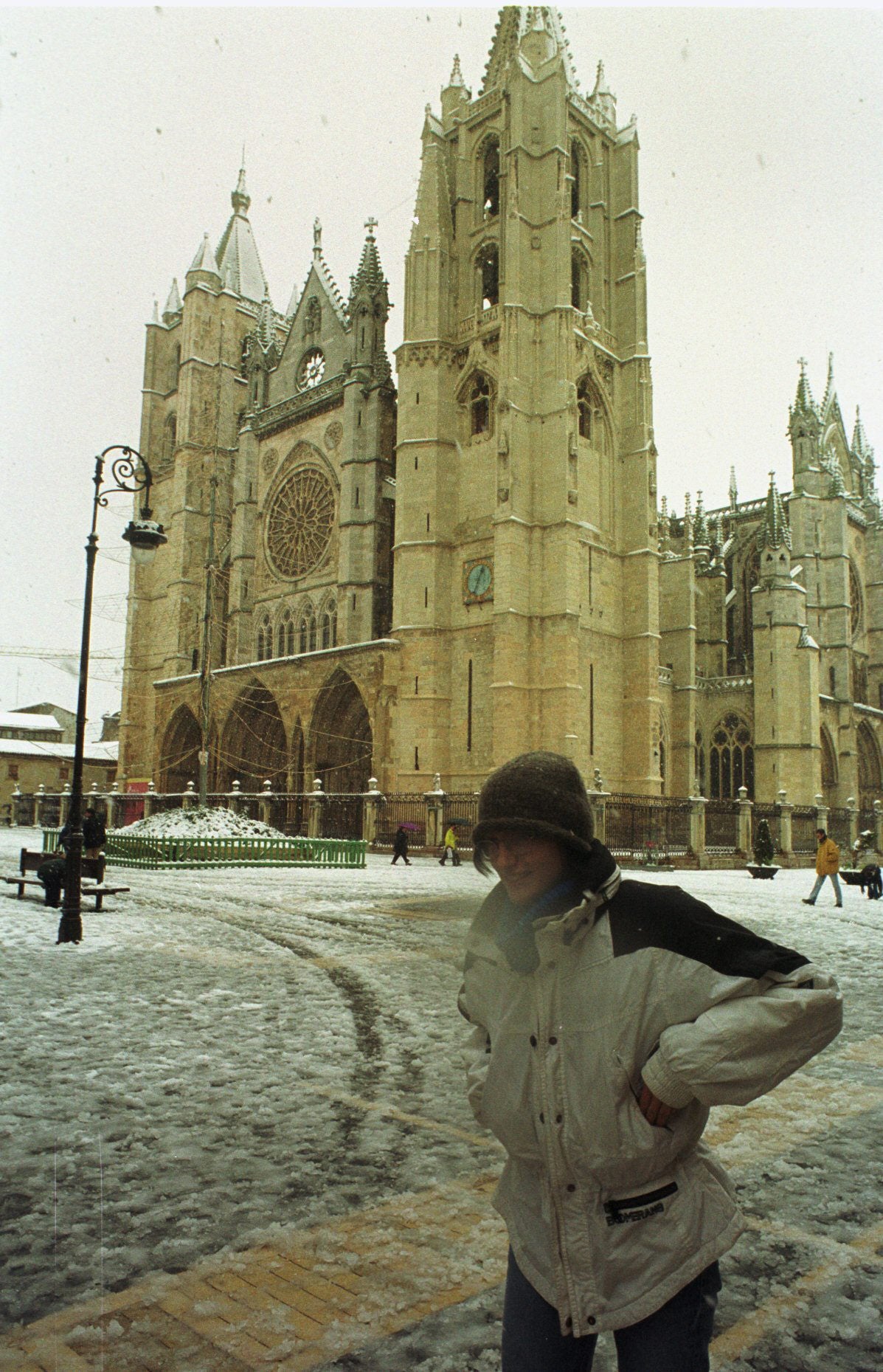 Aspecto que ofrecía la Plaza de la Catedral de León tras las primeras nieves caídas en la ciudad en diciembre del año 2000.