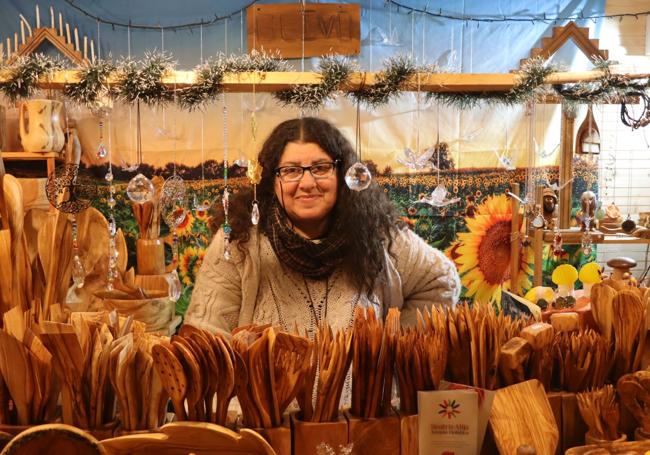 Puesto de productos de madera de olivo de Mar en el mercadillo de León.
