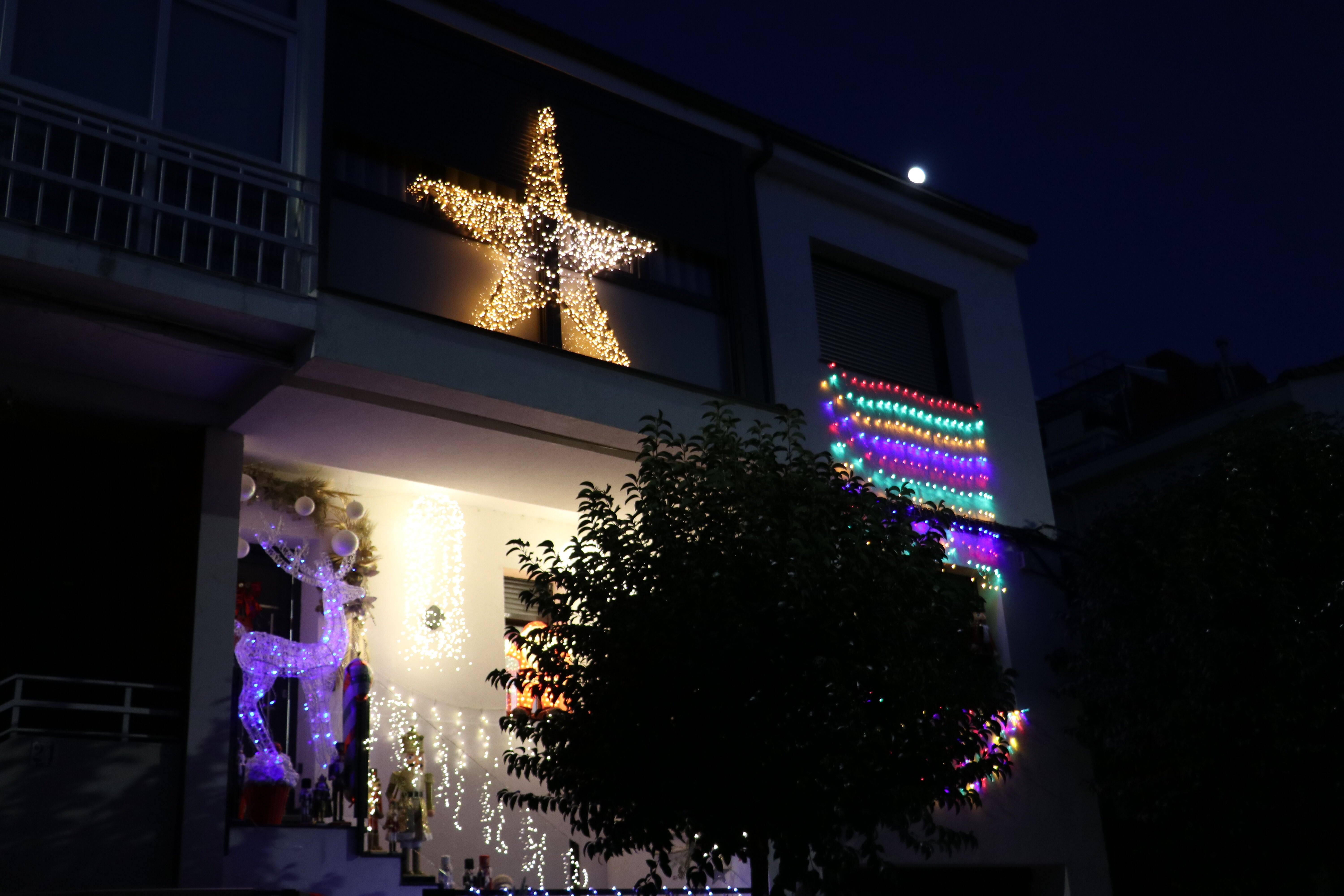 Decoración navideña en la fachada de la casa.