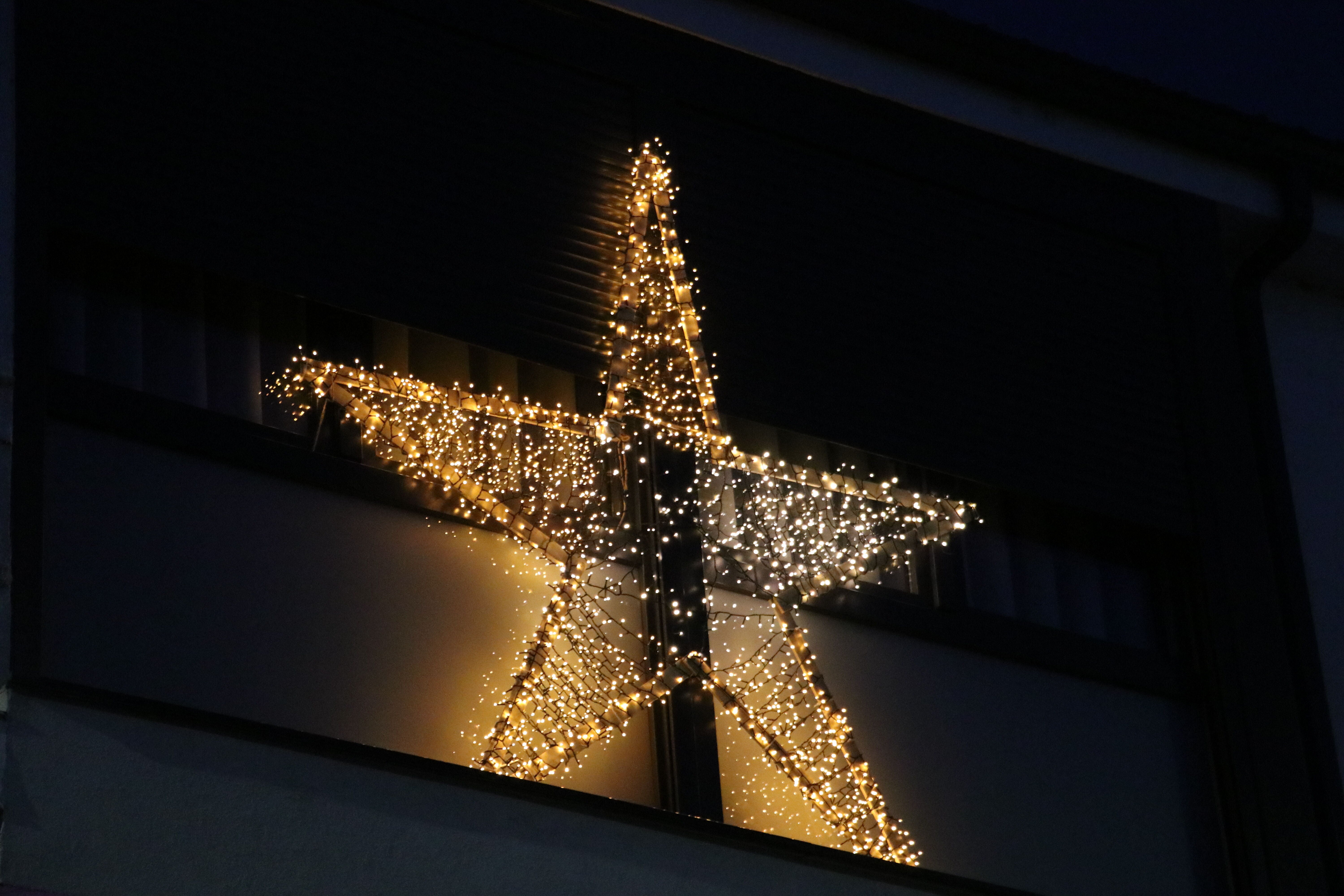 Estrella luminosa en la fachada de la casa.