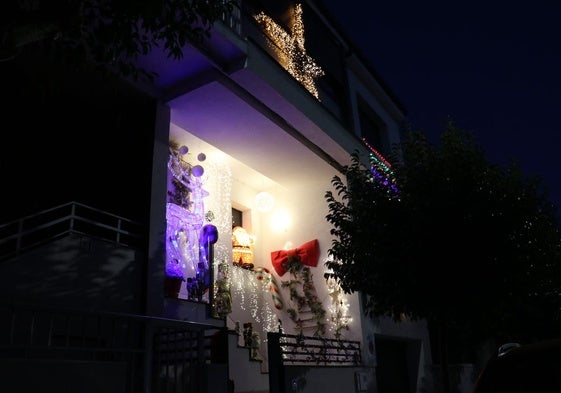 Decoración navideña y luces en la fachada de la vivienda.