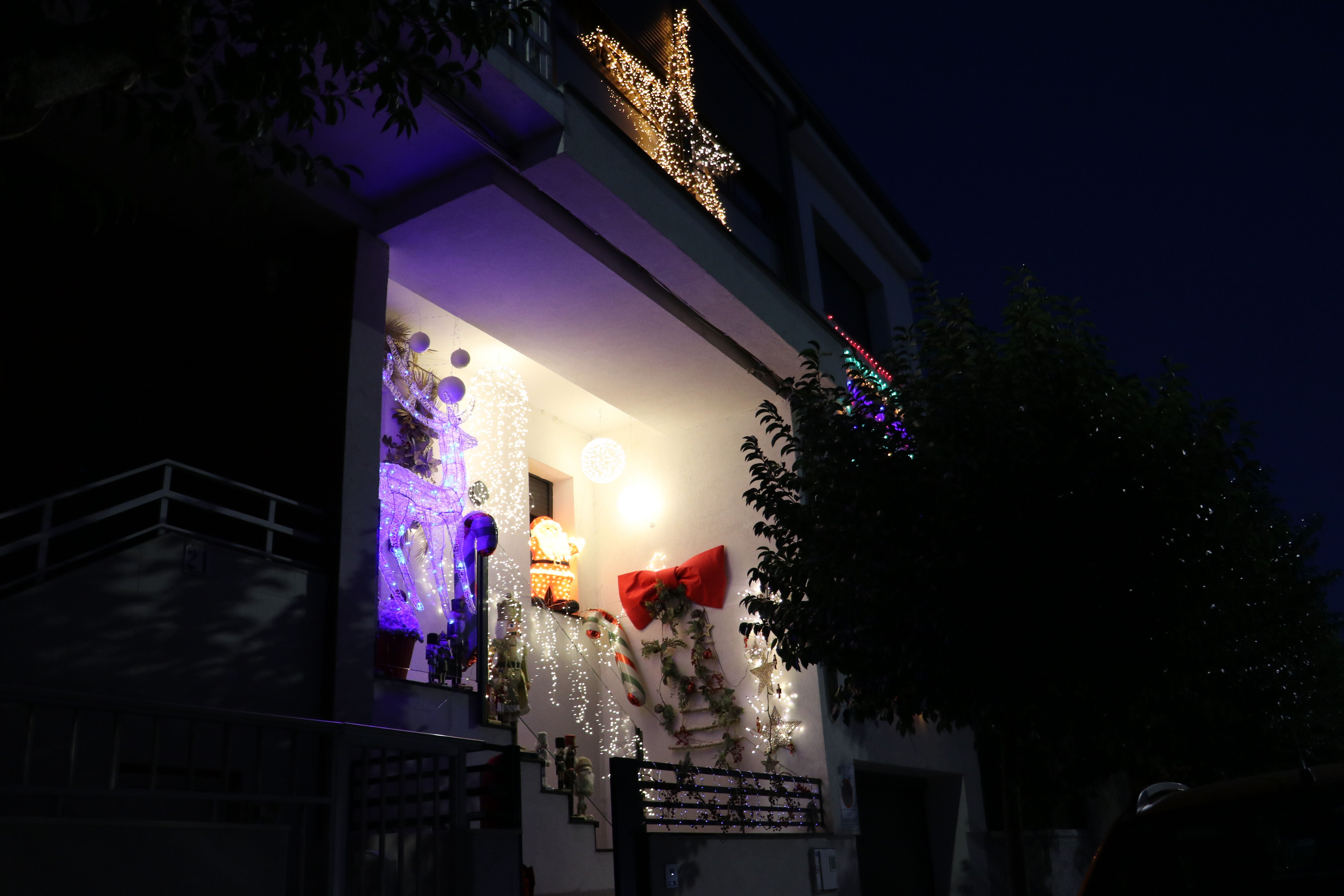 Decoración navideña y luces en la fachada de la vivienda.