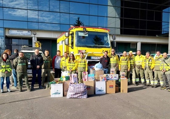 Los bomberos forestales de León llevan regalos al Hospital de León.