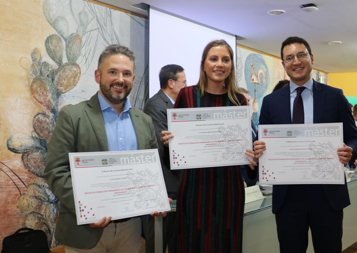 Imagen secundaria 1 - La Clínica Solidaria del Colegio Oficial de Dentistas de León atienden a más de 190 pacientes sin recursos