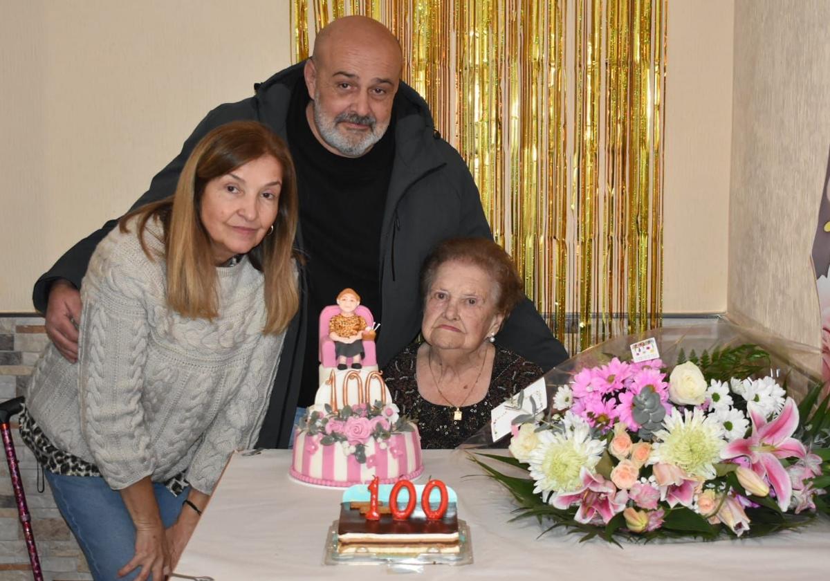 Primitiva celebra sus 100 años rodeada de su familia.