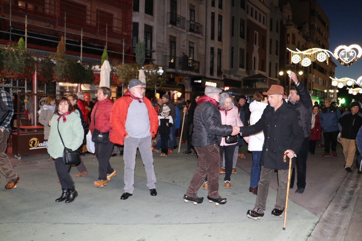 Las galochas vuelven a pisar con fuerza las calles de León