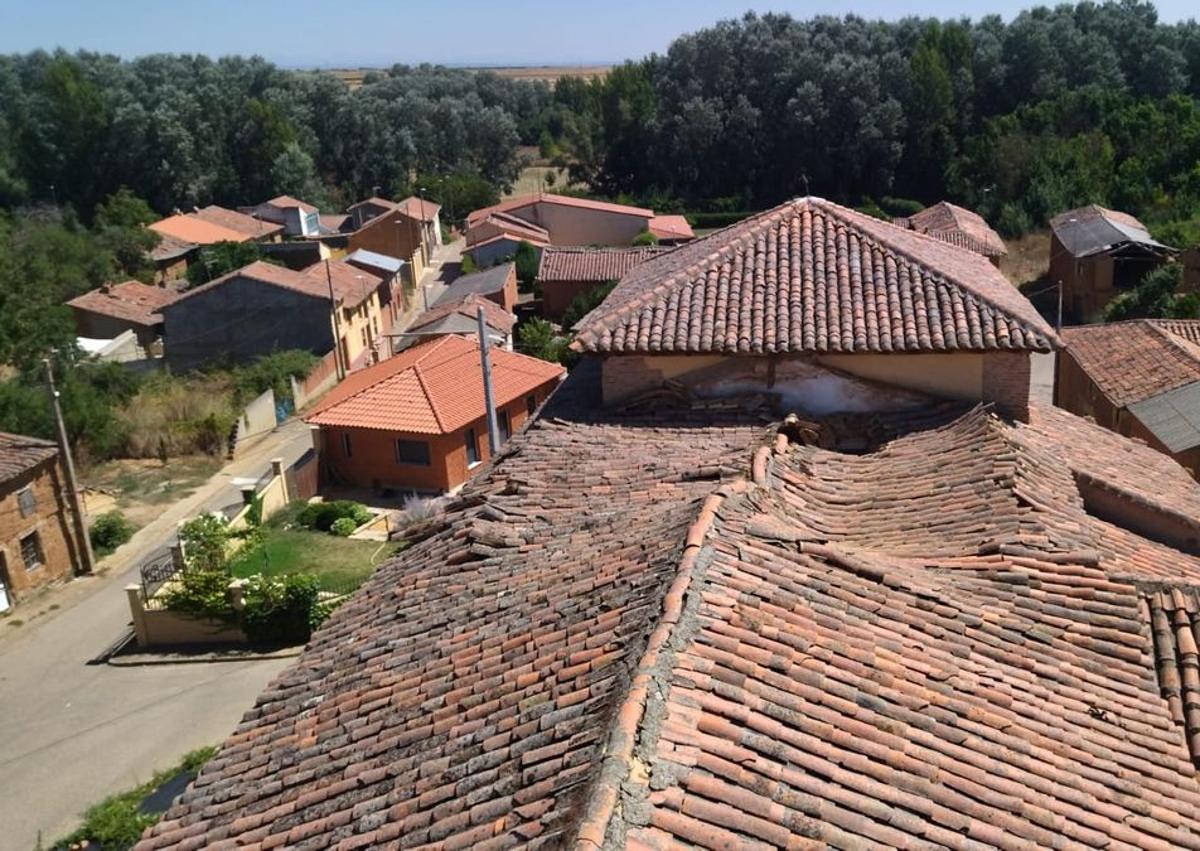 Imagen secundaria 1 - La estabilidad del muro izquierdo retrasa la rehabilitación de la iglesia de Villagallegos