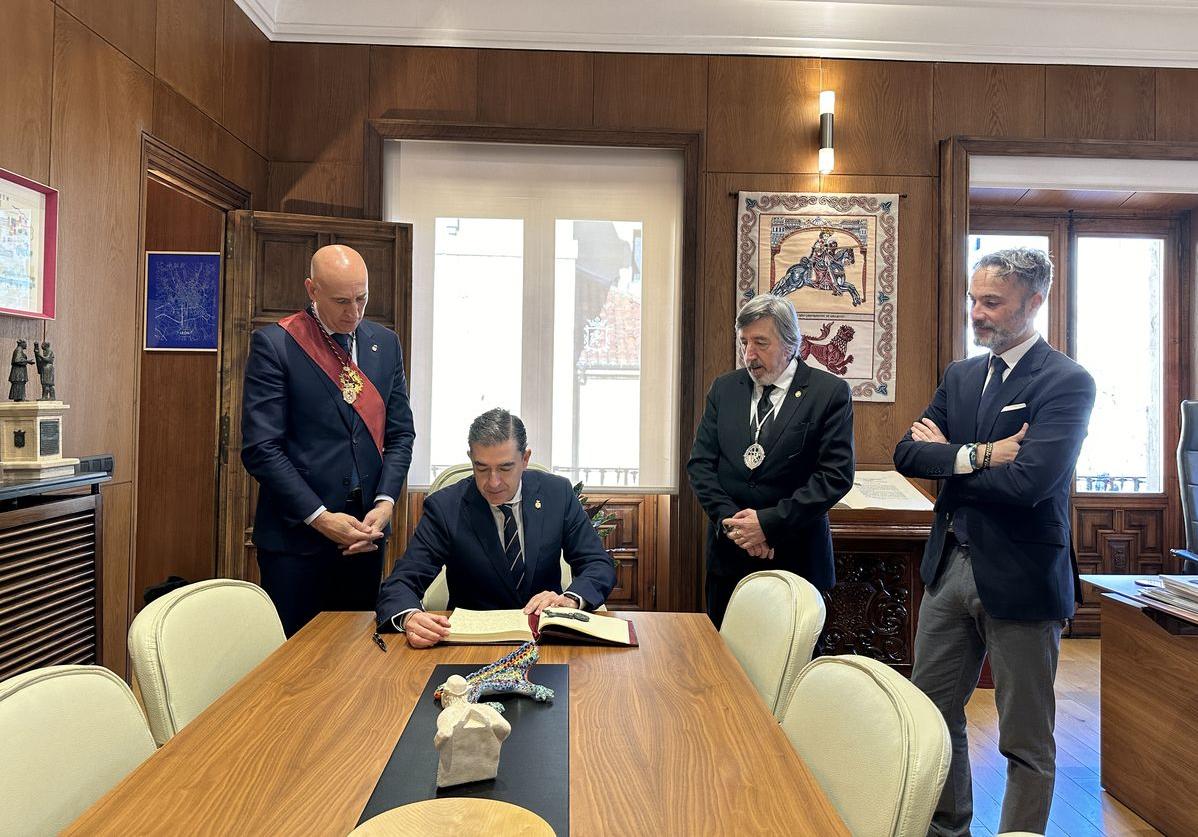 El alcalde de Baeza firmando en el libro de honor del Ayuntamiento de León.