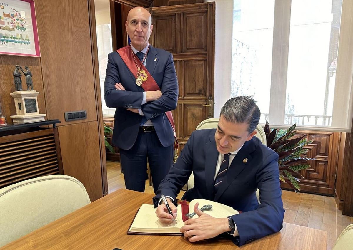 Imagen secundaria 1 - Diez invita a los baezanos a visitar León para «recordar su pasado y ver el presente» de una ciudad que «lucha por el futuro»