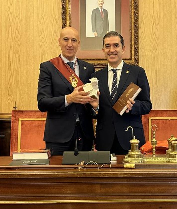 Imagen secundaria 2 - Diez invita a los baezanos a visitar León para «recordar su pasado y ver el presente» de una ciudad que «lucha por el futuro»