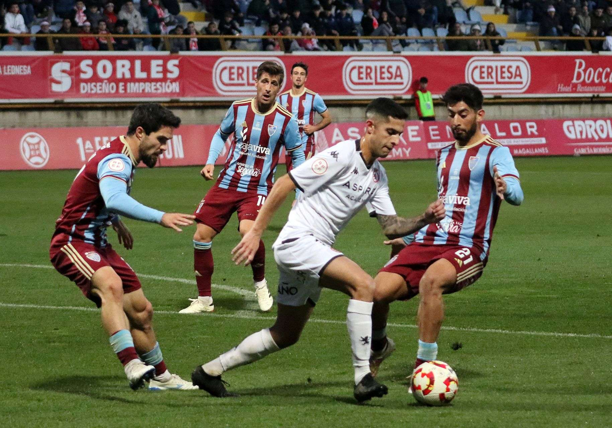 Bicho, en una acción del choque ante la Segoviana