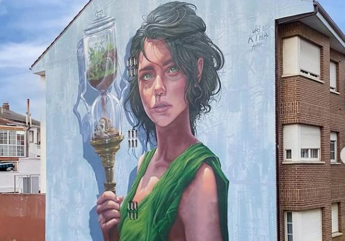 El artista con su mural, La mensajera, en La Bañeza.