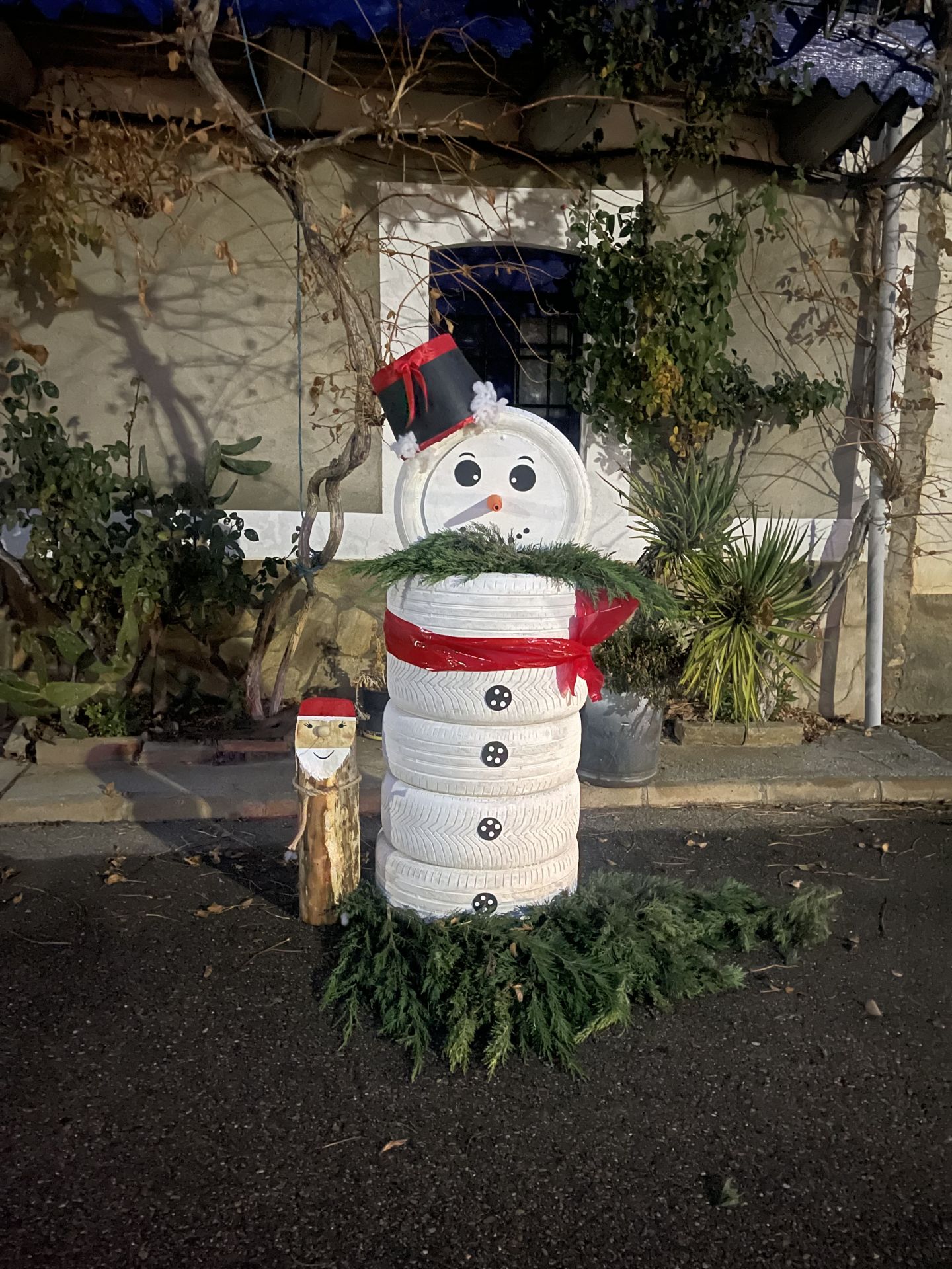 Muñeco de nieve hecho con neumáticos. 