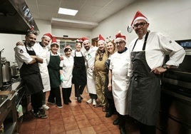 Los cocineros antes de comenzar con el servicio de comida.