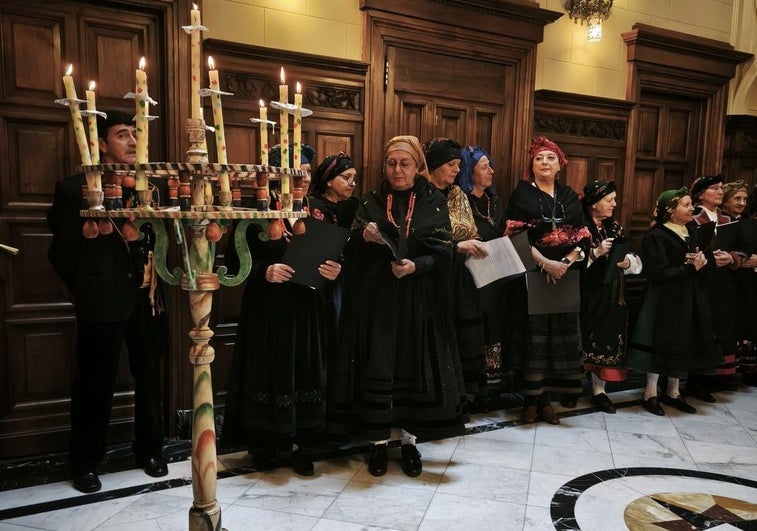 El grupo Trancare junto a un ramo leonés de la comarca de Omaña.