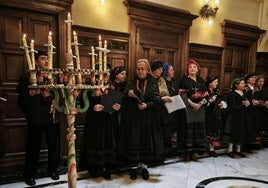 El grupo Trancare junto a un ramo leonés de la comarca de Omaña.