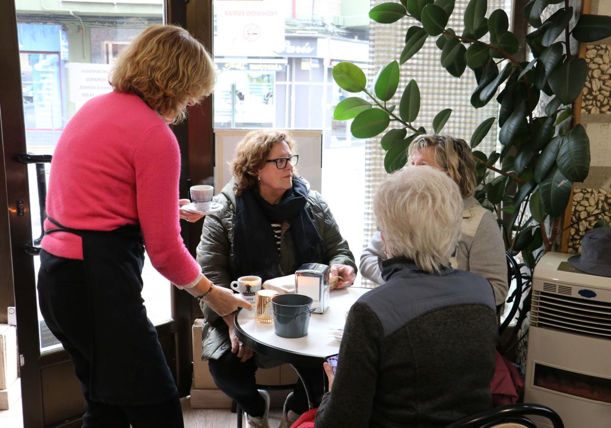 Imagen principal - El último cafetín donde Mari Cruz: «Esto se lo debo a la clientela»