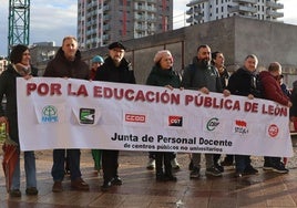 Los integrantes de la Junta de Personal Docente de León, frente a las obras del Conservatorio de Música.