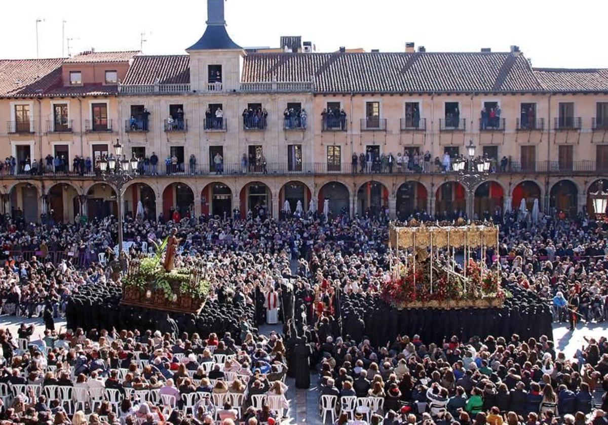 La plaza Mayor abarrotada de gente presencia el encuentro del Viernes Santo entre San Juan y la Madre Dolorosa.