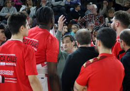 Luis Castillo da las últimas instrucciones antes del choque