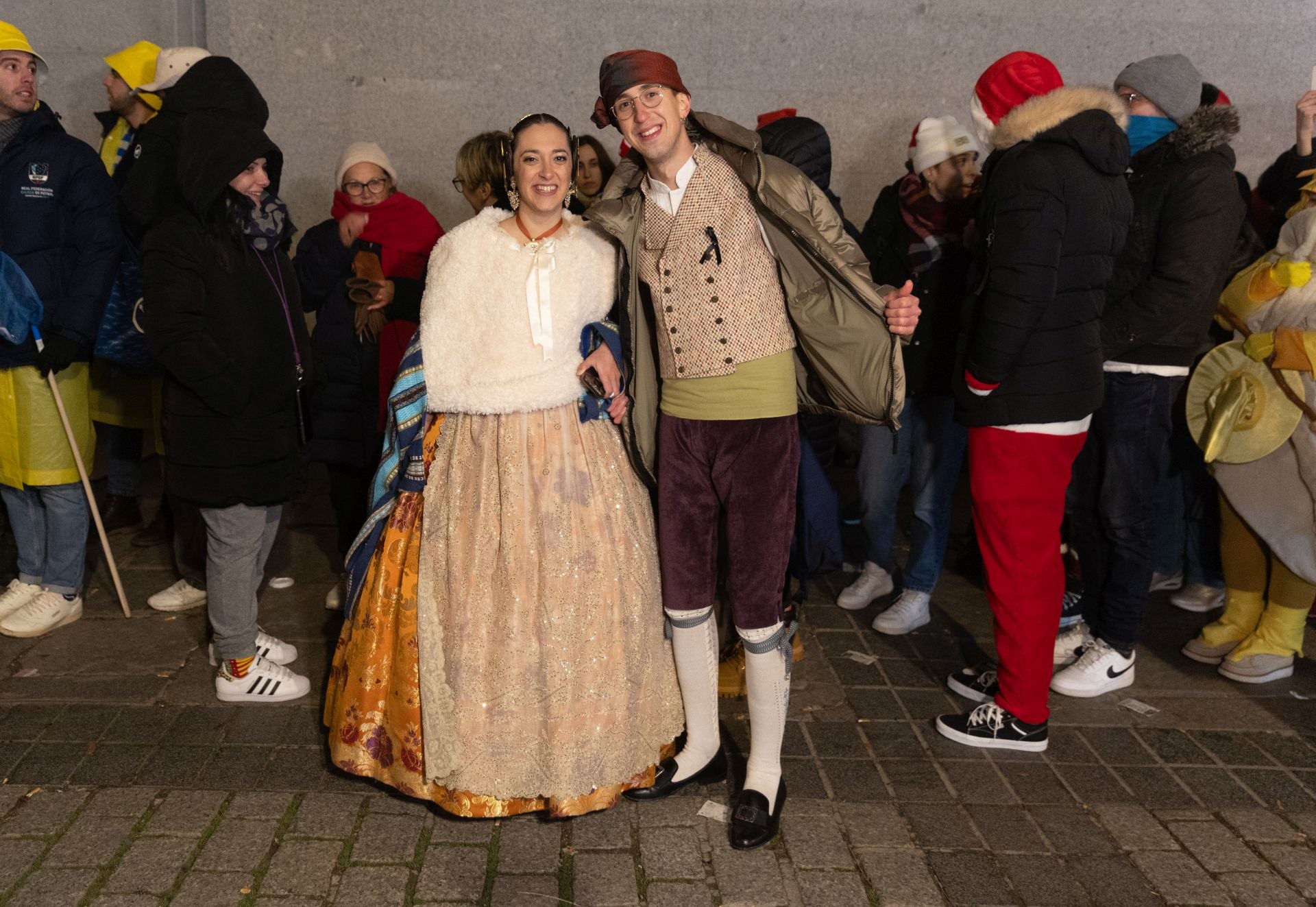 Dos personas vestidas con trajes regionales hacen cola antes de pasar a la celebración del Sorteo Extraordinario de la Lotería de Navidad 2024, en el Teatro Real, a 22 de diciembre de 2024, en Madrid.