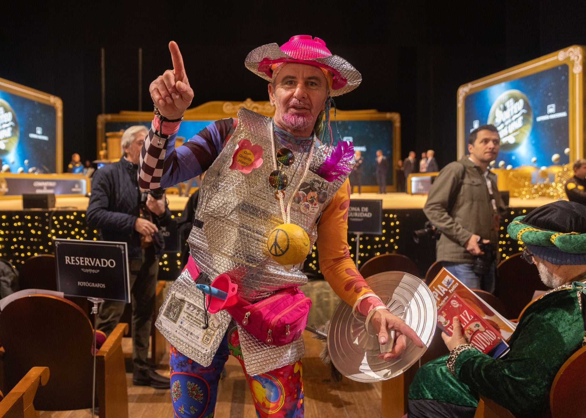 Un hombre disfrazado antes de comenzar la celebración del Sorteo Extraordinario de la Lotería de Navidad 2024, en el Teatro Real, a 22 de diciembre de 2024, en Madrid (España).