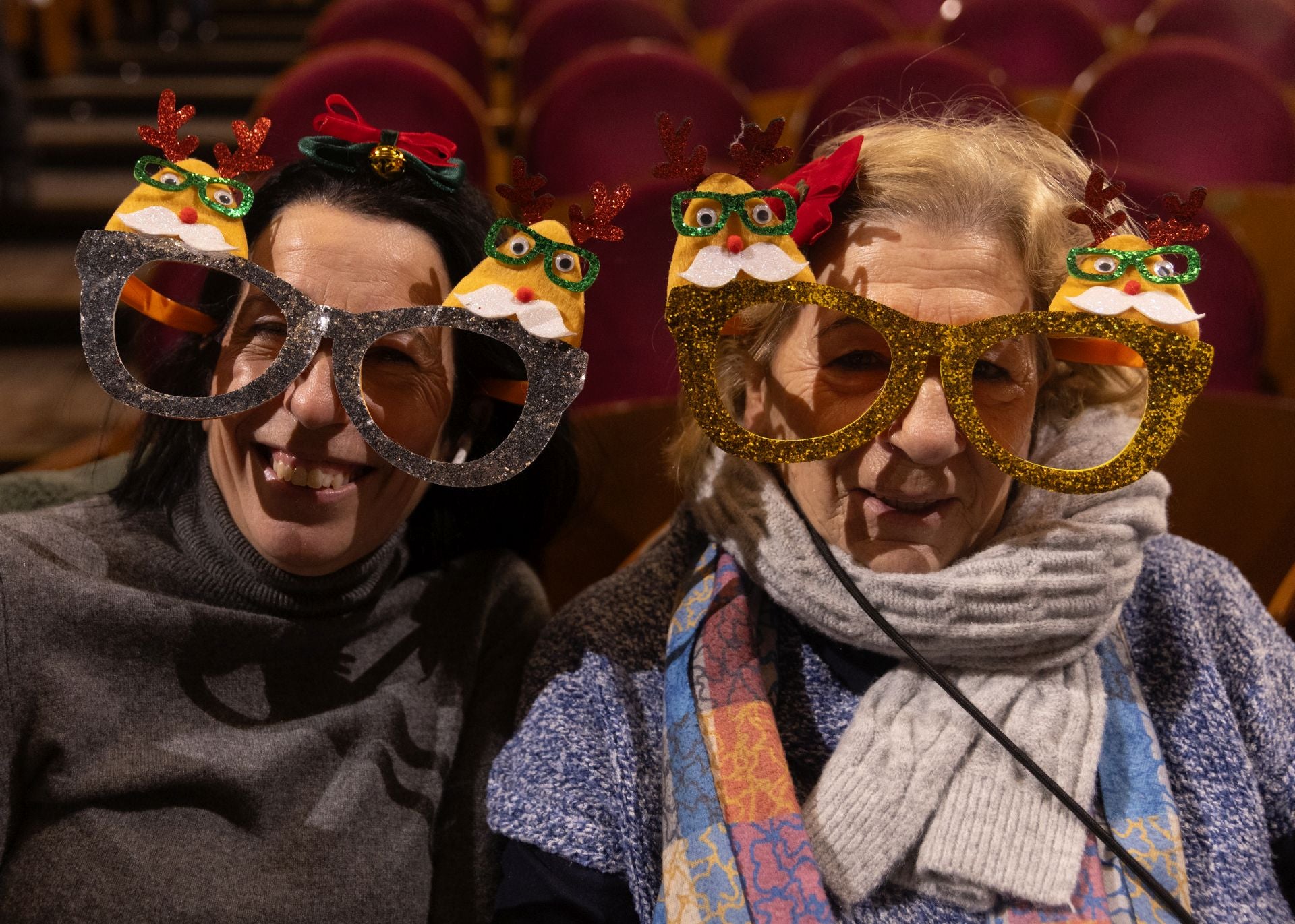 Dos mujeres antes de comenzar la celebración del Sorteo Extraordinario de la Lotería.