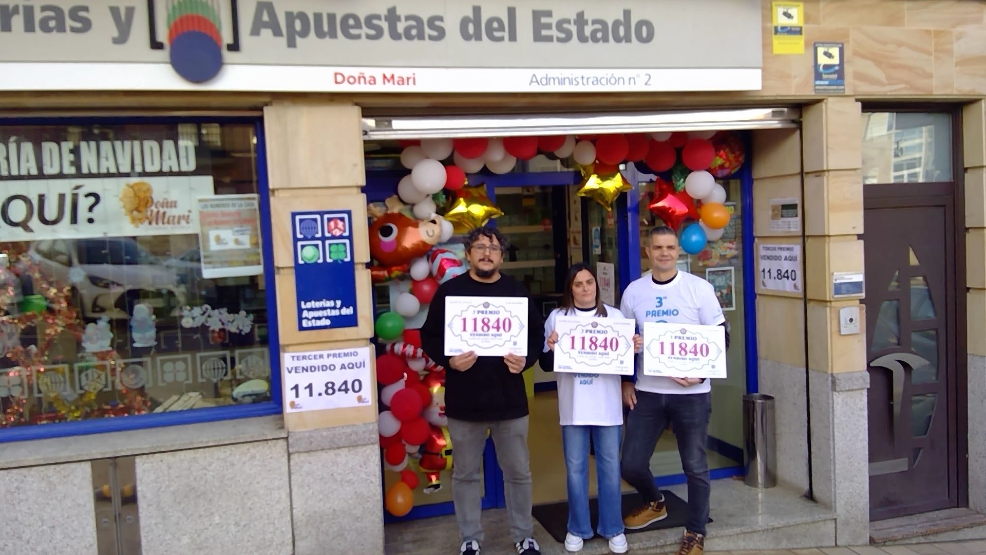 Los loteros de Astorga vendedores de parte del tercer premio reparten la suerte en su segunda campaña navideña.