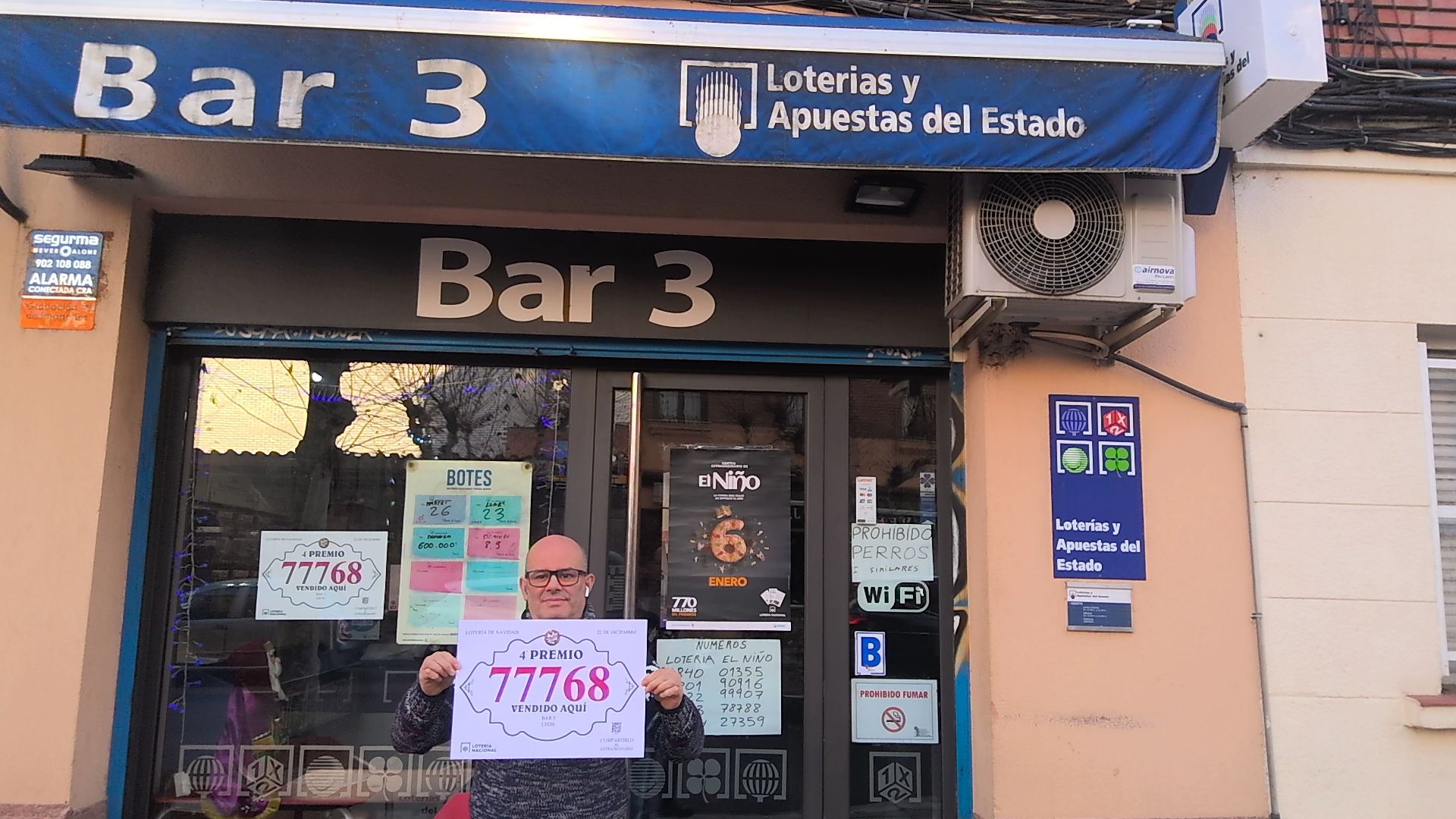 Cuarto Premio: 77768. Un décimo ha sido vendido en el Punto de Venta Mixto 45.695 de la capital leonesa «Bar 3«, situado en la Avenida Mariano Andrés.