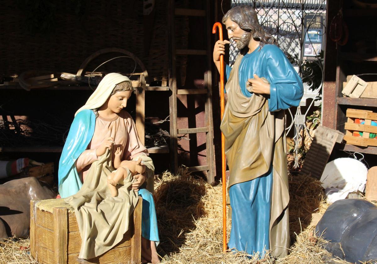 Imagen principal - Belén de la Plaza de San Marcelo con el niño Jesús decapitado.