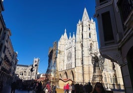 Las calles de León se llenan de gente en Navidad