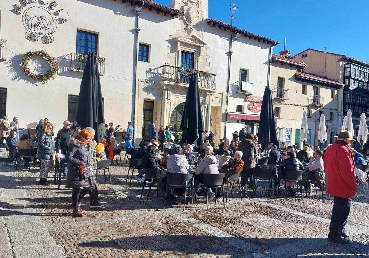 Leoneses en las terrazas de la plaza de San Marcelo el día de Navidad.