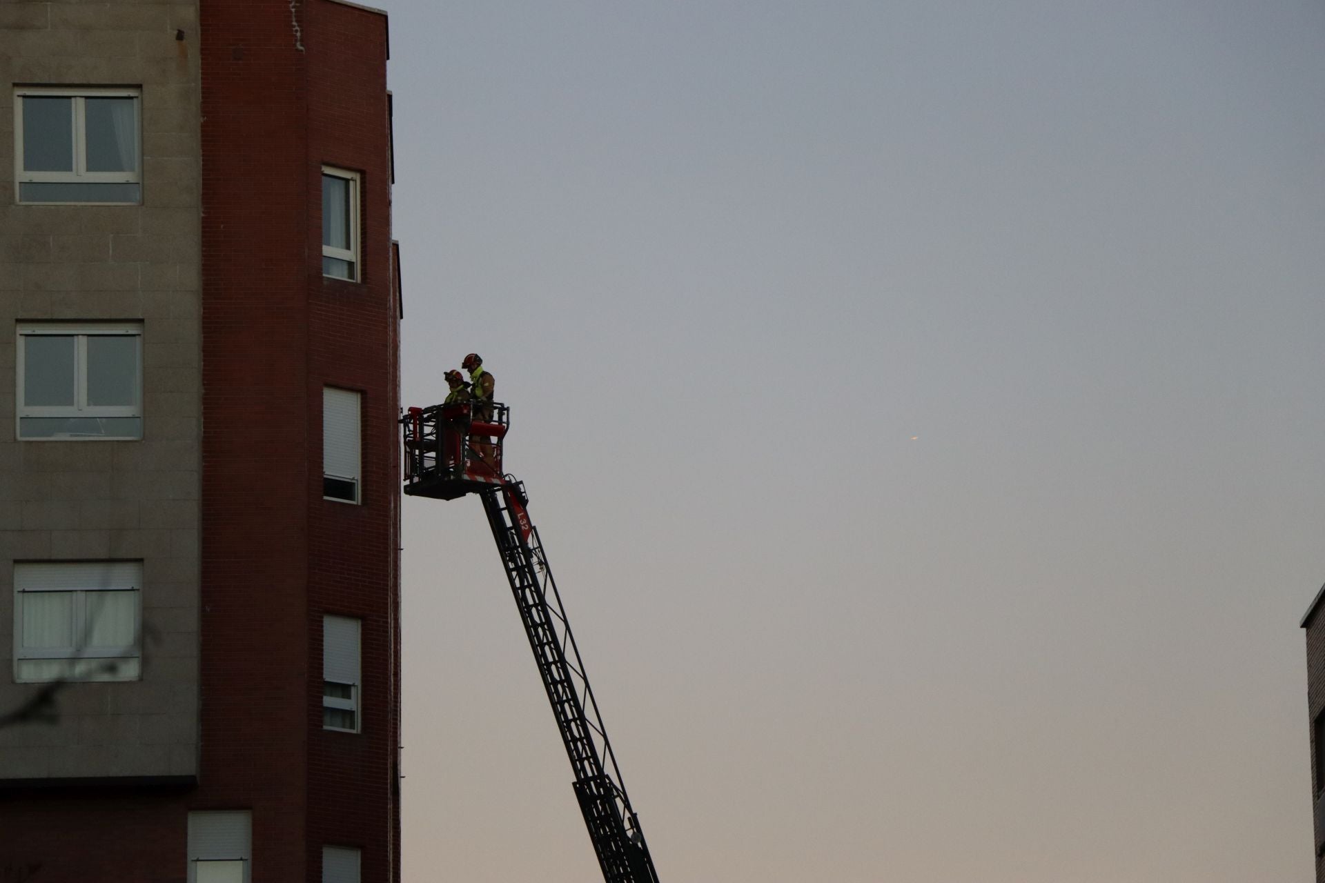 Bomberos de León intervienen en una fachada